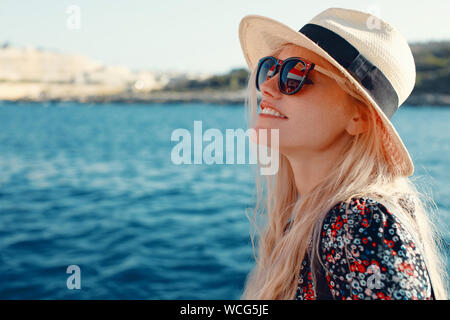 Méditerranée Happy blonde woman in hat émerveillé par le panorama on cruise ship Banque D'Images