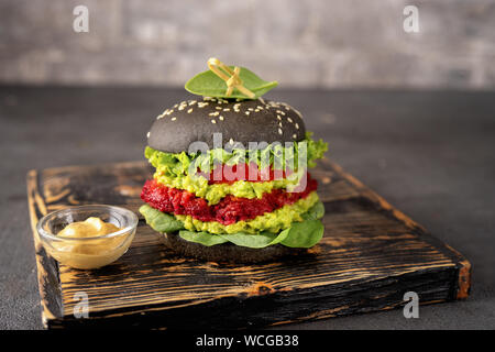 Vegan burger noir avec avocat et betterave patty Banque D'Images