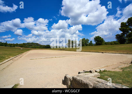 Stade antique d'Olympie, de l'accueil des Jeux Olympiques d'origine de la Grèce antique. Ligne de départ de pierre dans lequel les sportifs mis les pieds. Banque D'Images