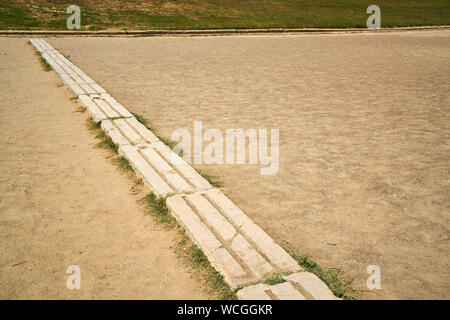 Stade antique d'Olympie, de l'accueil des Jeux Olympiques d'origine de la Grèce antique. Ligne de départ de pierre dans lequel les sportifs mis les pieds. Banque D'Images