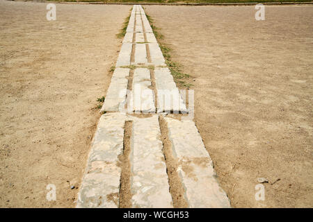 Stade antique d'Olympie, de l'accueil des Jeux Olympiques d'origine de la Grèce antique. Ligne de départ de pierre dans lequel les sportifs mis les pieds. Banque D'Images