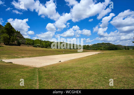 Stade antique d'Olympie, de l'accueil des Jeux Olympiques d'origine de la Grèce antique. Ligne de départ de pierre dans lequel les sportifs mis les pieds. Banque D'Images