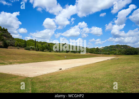 Stade antique d'Olympie, de l'accueil des Jeux Olympiques d'origine de la Grèce antique. Ligne de départ de pierre dans lequel les sportifs mis les pieds. Banque D'Images