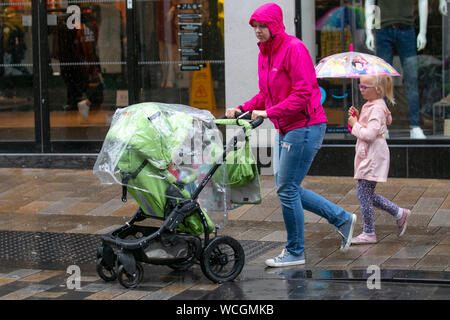 Preston, Lancashire. 28 août 2019 Météo France. L'été torride se termine avec de fortes averses dans la région de Preston. Credit : MediaWorldImages/Alamy Live News Banque D'Images