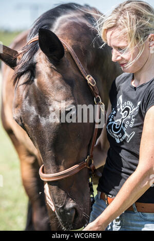 Fille avec son cheval Banque D'Images