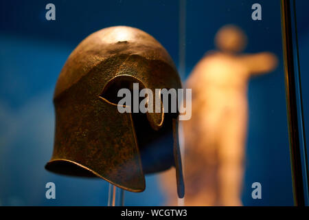 Le grec ancien casque hoplite sur l'affichage à l'Olympie en Grèce Banque D'Images