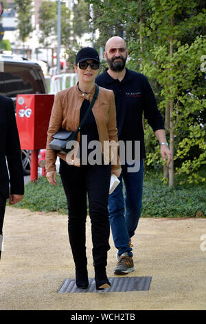 Venise, Italie. Août 28, 2019. 76e Festival du Film de Venise 2019, la célébrité des observations dans l'aéroport de Venise. Juliette Binoche Photo Credit : agence photo indépendante/Alamy Live News Banque D'Images