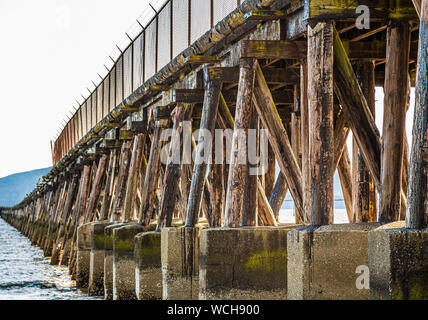 Des supports en bois patiné ancienne Pier Banque D'Images