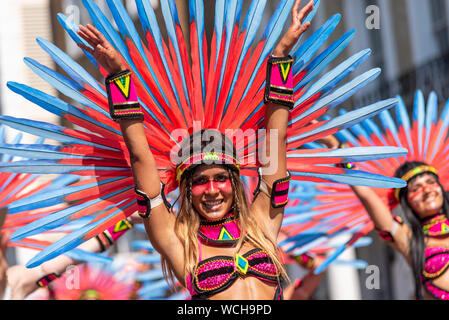 Femme en costume coloré à la jamaïcaine élaborée Notting Hill Carnival Parade finale sur un jour férié lundi. L'école de samba Paraiso Banque D'Images