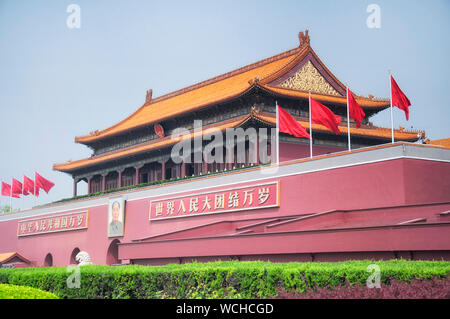 La porte de grande harmonie (de la Place Tian'an Men) avec une photo du président Mao à la Cité Interdite à Beijing en Chine. La traduction chinoise du characte Banque D'Images