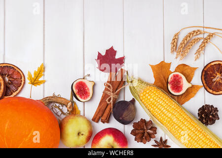 La composition de l'action de copie avec l'espace. Fruits et légumes d'automne sur le fond en bois blanc, vue du dessus Banque D'Images