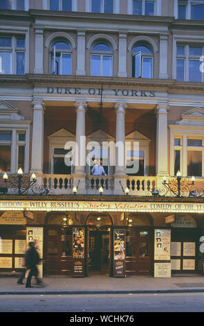 Willy Russell's Shirley Valentine jouer au Duke of York's Theatre, Londres, Angleterre, Royaume-Uni. Circa 1990 Banque D'Images