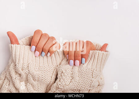 Woman's hands avec manucure proffesional dans des tons pastel close-up Banque D'Images