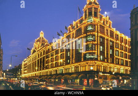 Nuit à Harrods, Knightsbridge, Londres, Angleterre, Royaume-Uni. Circa 1980 Banque D'Images