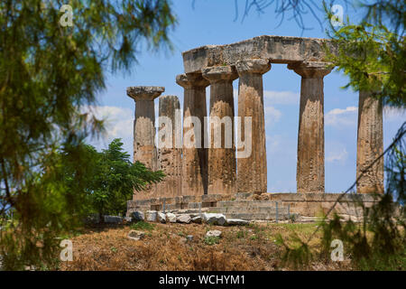 Les ruines de la 5ème siècle temple dorique d'Apollon à Corinthe antique en Grèce Banque D'Images