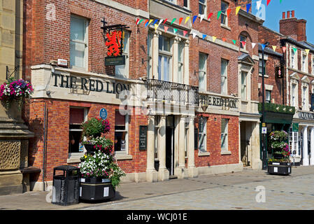 Le Red Lion Pub dans le marché, Pontefract, West Yorkshire, England UK Banque D'Images