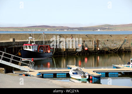 Petit port de Bowmore, Isle of Islay, Argyll, Scotland sur une calme matinée paisible. Banque D'Images