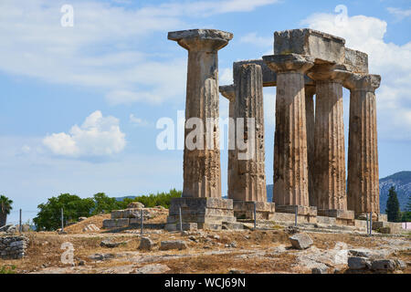 Les ruines de la 5ème siècle temple dorique d'Apollon à Corinthe antique en Grèce Banque D'Images