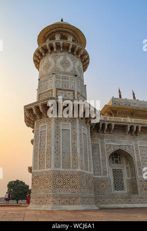 L'absolument magnifiquement décorée à l'extérieur de l'Itimad-ud-Daulah tombe (Baby Taj), au coucher du soleil, Agra, Uttar Pradesh, Inde, l'Asie centrale Banque D'Images