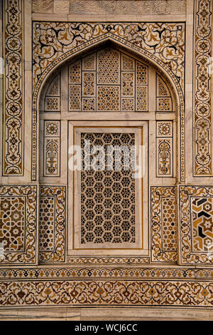 Fenêtre géométrique conception, avec de belles pierres de pietra dura. Itimad-ud-Daulah tombe (Baby Taj), au coucher du soleil, Agra, Uttar Pradesh, Inde, l'Asie centrale Banque D'Images