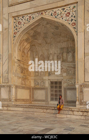 La figure solitaire se reposant dans une alcôve au Taj Mahal, Agra, Uttar Pradesh, Inde, l'Asie centrale Banque D'Images