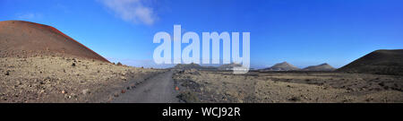 Vue panoramique sur le paysage volcanique désertique espagnol île des Canaries Lanzarote Banque D'Images