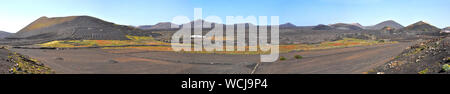 Vue panoramique sur le paysage volcanique désertique espagnol île des Canaries Lanzarote Banque D'Images