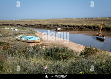 Petit bleu bateau amarré sur la terre sèche par River Glaven, Blakeney, Norfolk Banque D'Images