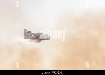 Canadair CL-215 de la force aérienne grecque en lutte contre les incendies de forêts en Grèce CORFOU.C'était le 3e feu de forêt dans une semaine. Banque D'Images