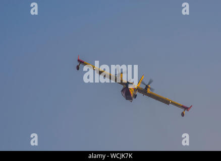 Canadair CL-215 de la force aérienne grecque en lutte contre les incendies de forêts en Grèce CORFOU.C'était le 3e feu de forêt dans une semaine. Banque D'Images