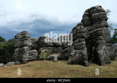 Les roches de l'homme à Antalya:rock formations sont agglomérées à la suite du regroupement de gravier et des sédiments fins avec un matériel de ciment naturel Banque D'Images