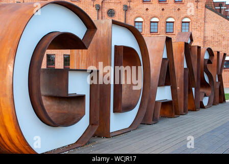 Célèbre big et Rusty lettres de la ville de Gdansk en Pologne Banque D'Images