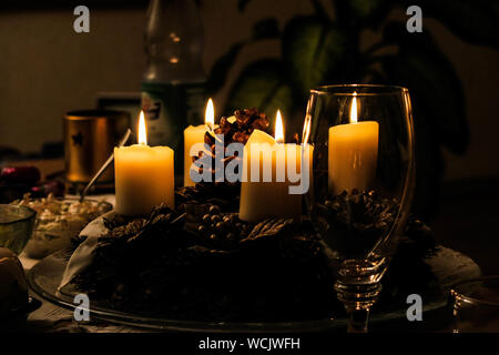 Bougies rougeoyant dans la chambre noire pendant la période de Noël
