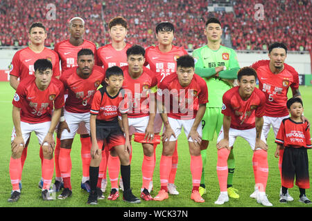 Guangzhou, la province chinoise du Guangdong. Août 28, 2019. Guangzhou Evergrande joueurs de poser pour des photos au cours du premier quart de la rencontre contre la jambe de Kashima Antlers AFC Champions League à Guangzhou, province du Guangdong en Chine du sud, le 28 août 2019. Credit : Deng Hua/Xinhua/Alamy Live News Banque D'Images