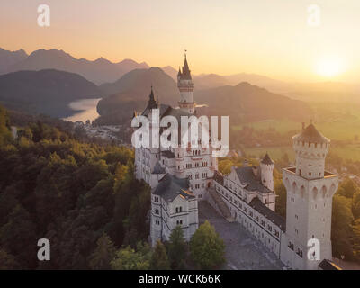 Château de Neuschwanstein épique vue aérienne sur le coucher du soleil Banque D'Images