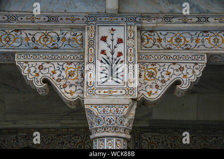 Belle marqueterie de marbre en pietra dura en haut d'un pilier dans le Fort Rouge, Agra, Uttar Pradesh, Inde, l'Asie centrale Banque D'Images