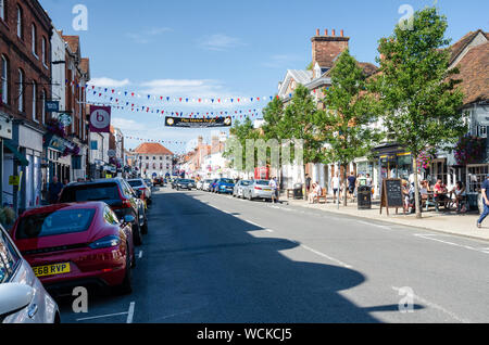 Une vue vers le bas de la rue principale dans la région de Marlow, Buckinghamshire, UK Banque D'Images