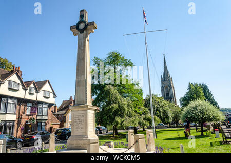 Un mémorial de guerre sous la forme d'une grande croix de pierre au bas de la grande rue, à Marlow, dans le Buckinghamshire, Royaume-Uni Banque D'Images