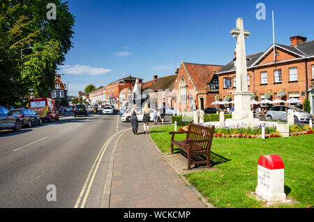 Un mémorial de guerre sous la forme d'une grande croix de pierre au bas de la grande rue, à Marlow, dans le Buckinghamshire, Royaume-Uni Banque D'Images