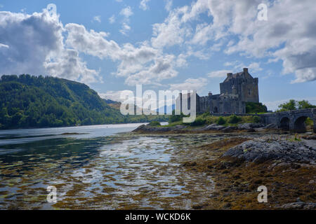 L'un des plus emblématiques de l'Écosse et plus reconnaissables dans l'ensemble de châteaux majestueux NW highlands sur la route de l'île de Skye. En vedette dans de nombreux films Banque D'Images