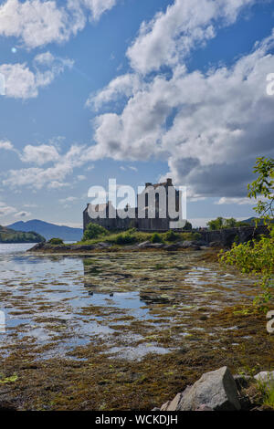 L'un des plus emblématiques de l'Écosse et plus reconnaissables dans l'ensemble de châteaux majestueux NW highlands sur la route de l'île de Skye. En vedette dans de nombreux films Banque D'Images