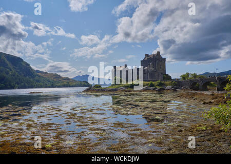 L'un des plus emblématiques de l'Écosse et plus reconnaissables dans l'ensemble de châteaux majestueux NW highlands sur la route de l'île de Skye. En vedette dans de nombreux films Banque D'Images