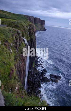 Le magnifique 90 mètres Kilt Rock, qui ressemble étonnamment similaires à un kilt plissé. Composé de colonnes de basalte reposant sur un soubassement de grès, on pourrait Banque D'Images