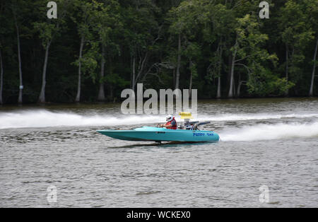 Dragboat course sur la rivière Roanoke. Banque D'Images