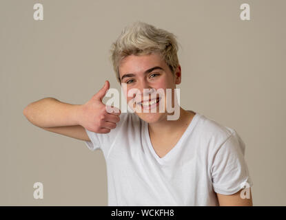 Portrait de bon jeune homme showing Thumbs up sign sentiment joyeux, heureux et satisfaits. Les jeunes étudiants heureux homme faire de pouce vers le haut dans une joyeuse ap Banque D'Images