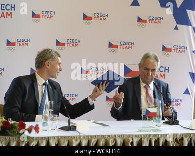 Le Comité olympique tchèque (COV) président Jiri Kejval, à gauche, et le président tchèque Milos Zeman, droite, assister à une signature de l'enregistrement de l'équipe olympique tchèque de 2020 Jeux Olympiques d'été de Tokyo, le 28 août 2019, à Prague, en République tchèque. (Photo/CTK Katerina Sulova) Banque D'Images