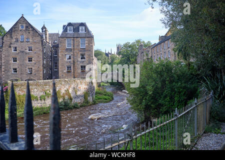 Le doyen Village est un oasis de verdure tranquille sur l'eau de Leith, seulement cinq minutes à pied de Princes Street. Dans le passé, le village abritait des moulins Banque D'Images