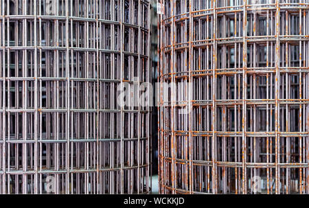 Treillis d'armature en bobines pour renforcer le béton sur le chantier de construction. Banque D'Images