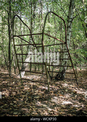 Jeux pour enfants abandonnés dans Zalissya village de zone d'exclusion de Tchernobyl, l'Ukraine Banque D'Images