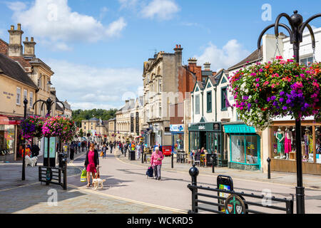 Chippenham High Street boutiques avec les gens shopping Wiltshire Angleterre gb Europe High Street UK High Street Banque D'Images